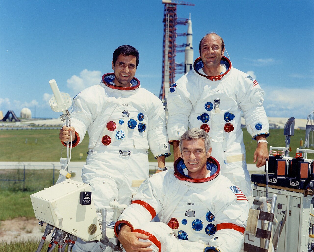 Portrét posádky Apolla 17 (zleva: Schmitt, Cernan (sedící) a Evans)