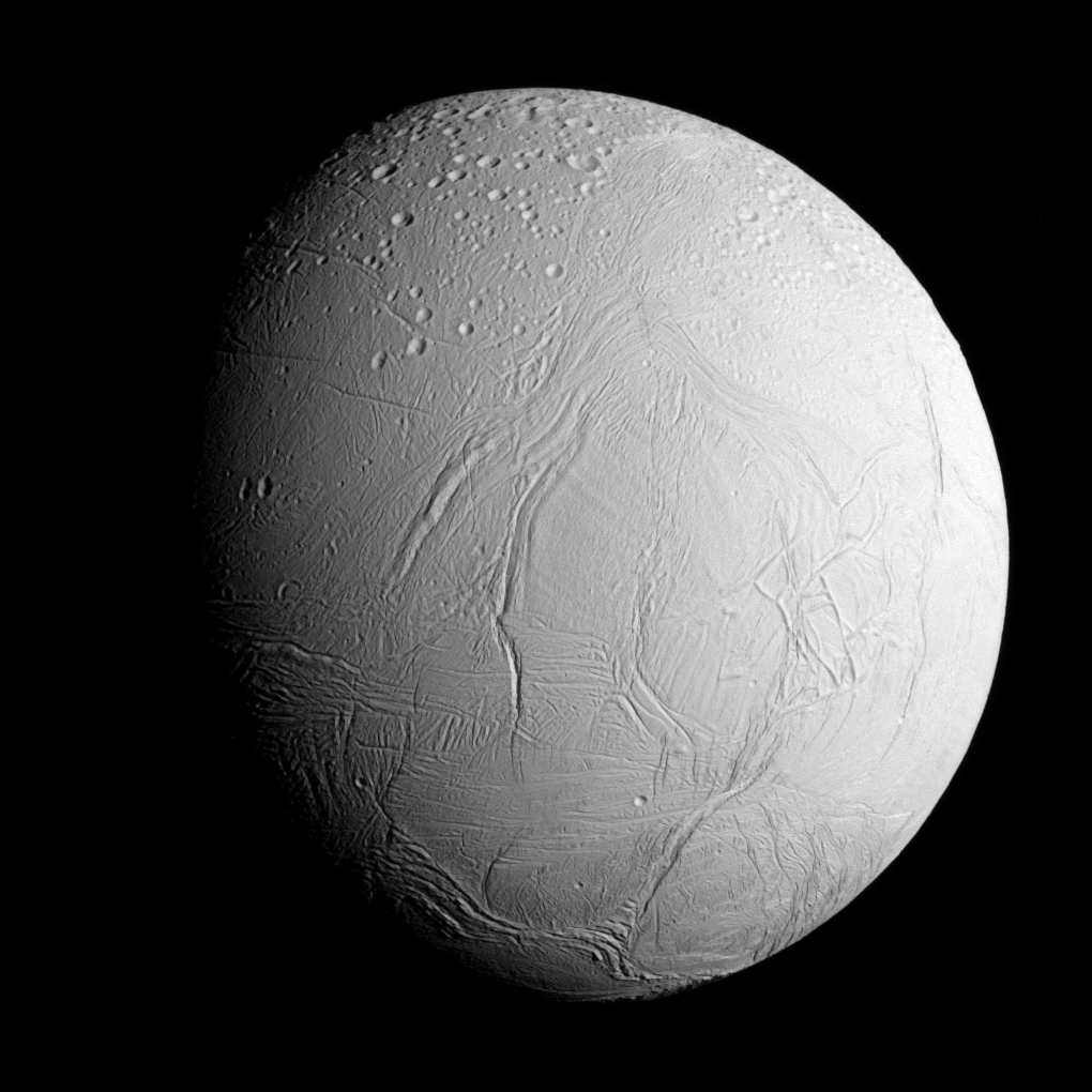 Enceladus na snímku pořízeném sondou Cassini