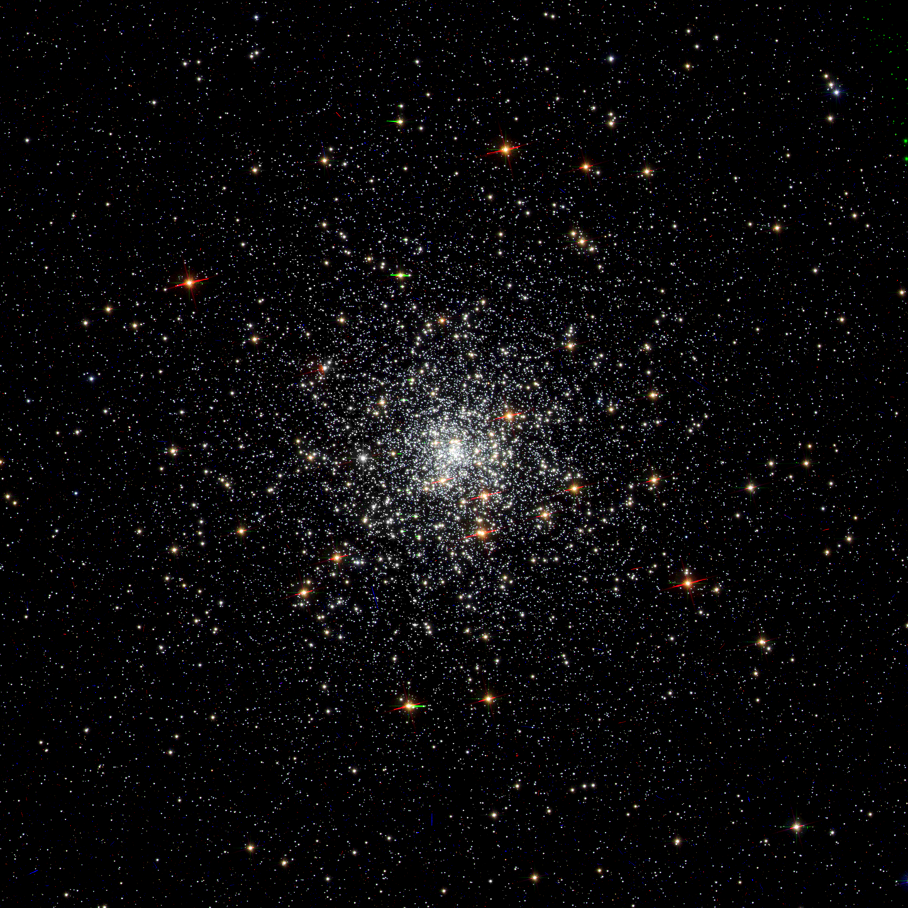 NGC 6624 na snímku z Hubbleova vesmírného dalekohledu