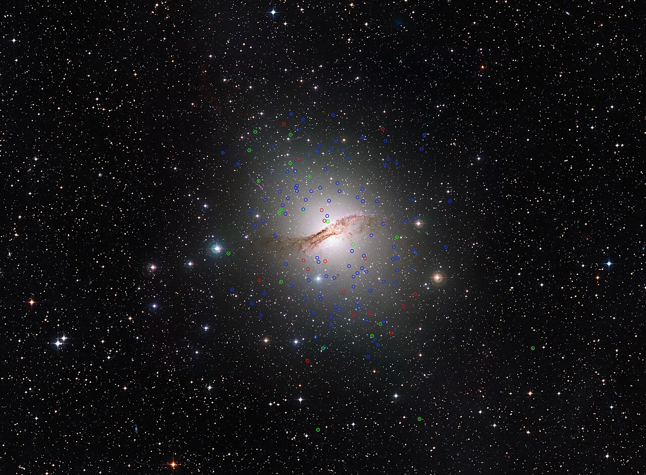 Eliptická galaxie Centaurus A a její podivné kulové hvězdokupy.[30]