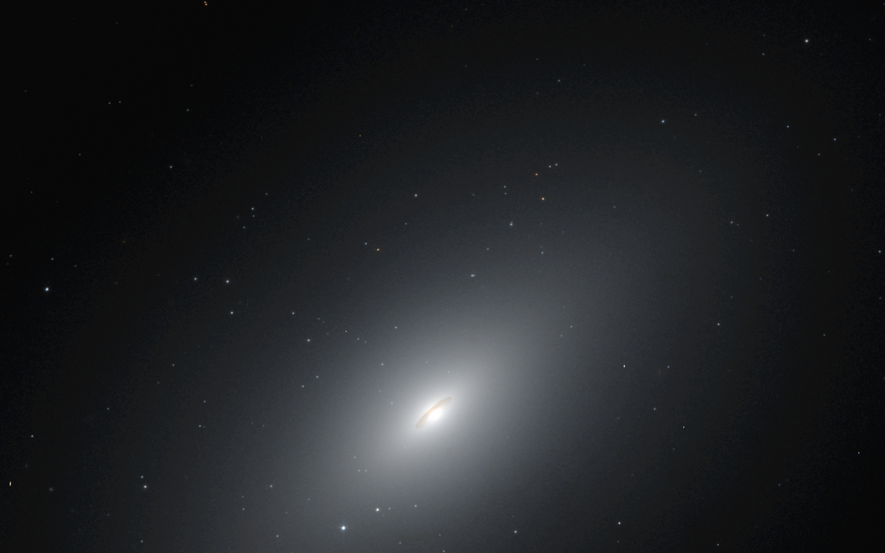 Eliptická galaxie NGC 4697 na snímku z Hubbleova vesmírného dalekohledu. Autor: NASA.