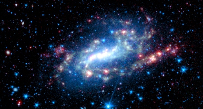 NGC 925 v infračerveném oboru. (Spitzer, NASA/JPL-Caltech/K. Gordon (Space Telescope Science Institute) and SINGS Team)