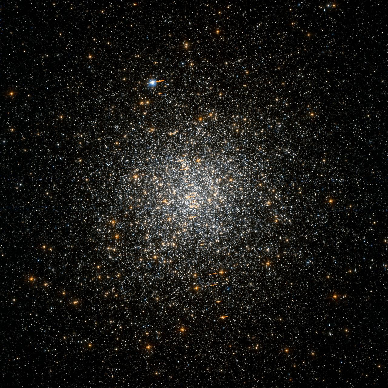 Kulová hvězdokupa NGC 5286 na snímku z Hubbleova vesmírného dalekohledu. Autor: NASA.