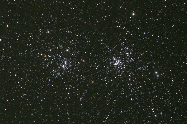 Dvojitá hvězdokupa NGC 869 a NGC 884