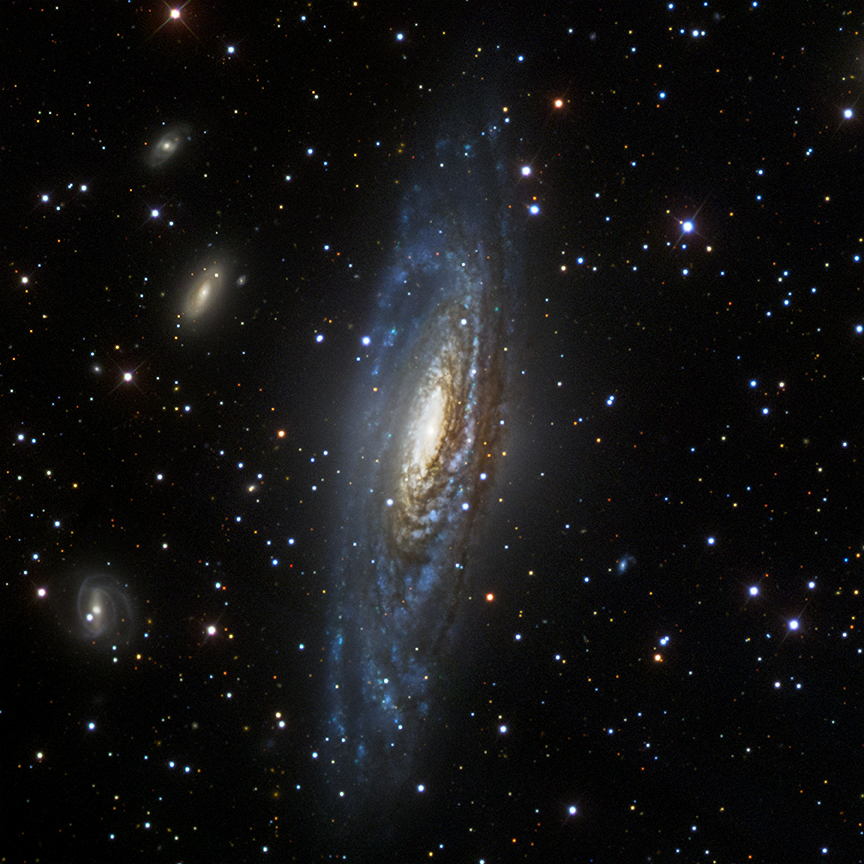 Galaxie NGC 7331 na snímku Vicenta Perise z 3,5 m dalekohledu na observatoři Calar Alto v jižním Španělsku.