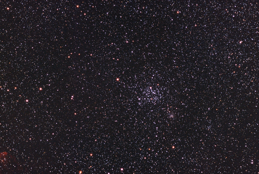 Messier 35 (uprostřed) a NGC 2158 (vpravo dole od M35) na amatérském snímku. Autor: Oliver Stein