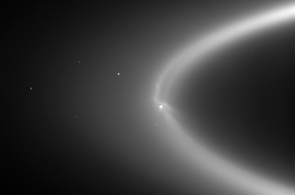 Pohled na Enceladus vně prstence E