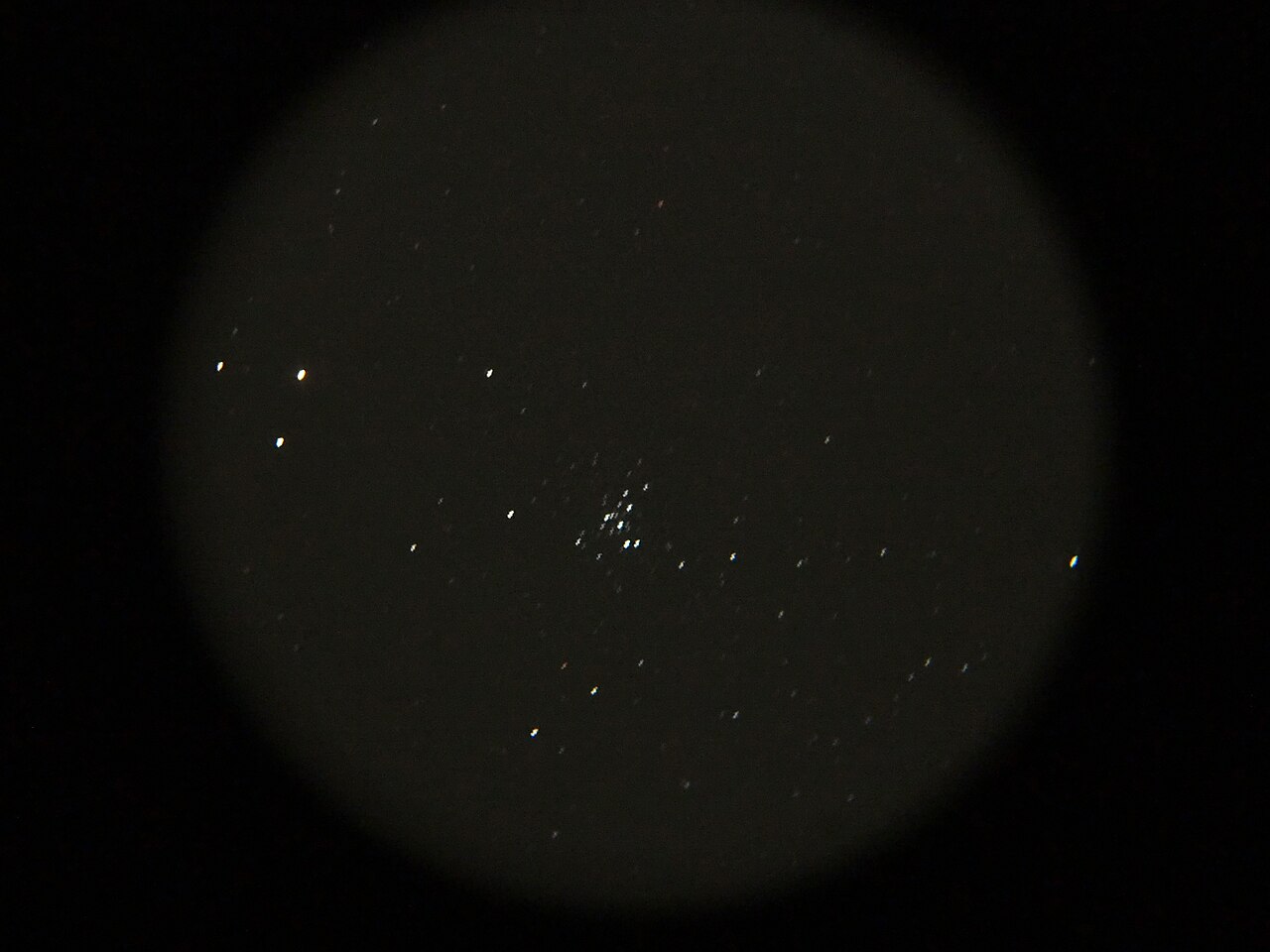 Otevřená hvězdokupa NGC 6231 na amatérském snímku z dalekohledu o průměru 200 mm.