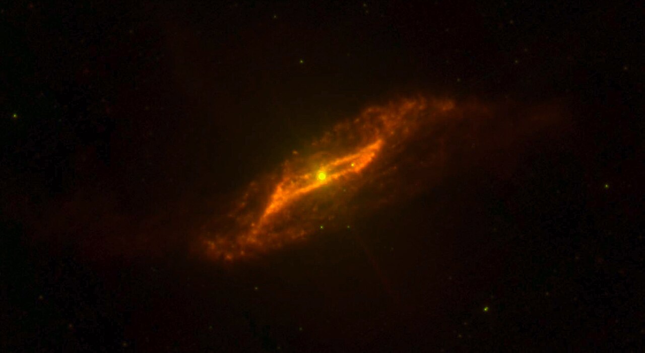 Silně zastíněný vnitřní spirální disk (s příčkou?) na vlnové délce 24 μm. Spitzerův vesmírný dalekohled.