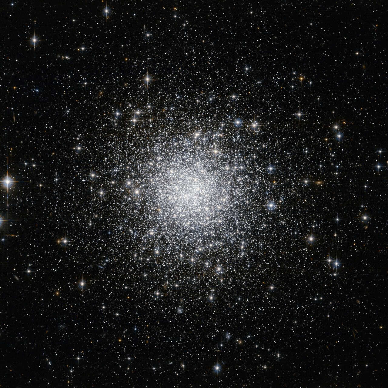 NGC 7006 na snímku z Hubbleova vesmírného dalekohledu.