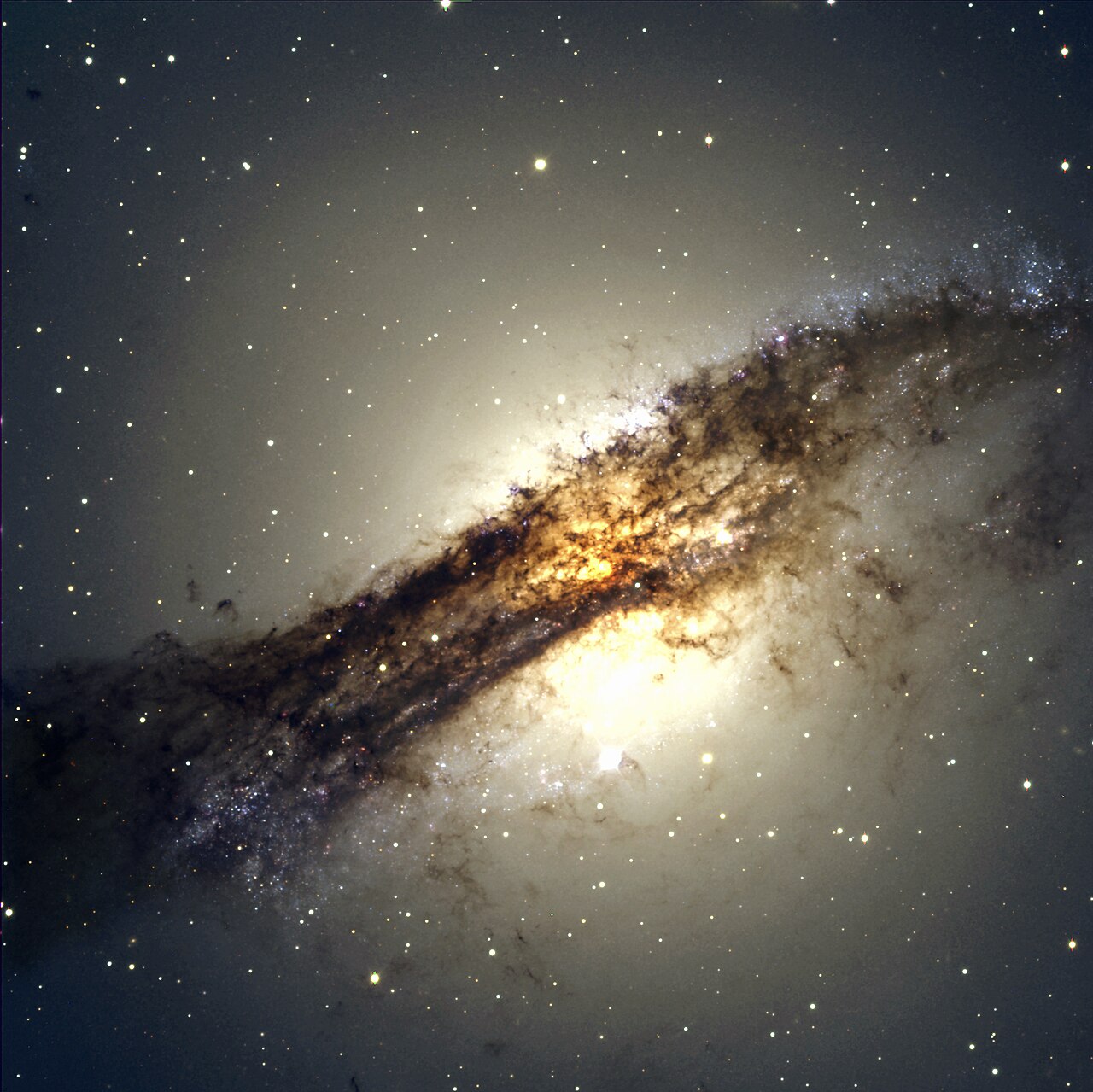 Snímek galaxie Centaurus A ve viditelném spektru. Very Large Telescope, observatoř Paranal v Chile.