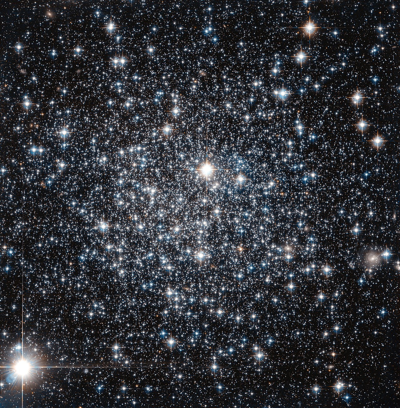Kulová hvězdokupa IC 4833 na snímku z Hubbleova vesmírného dalekohledu. Autor: NASA/ESA.