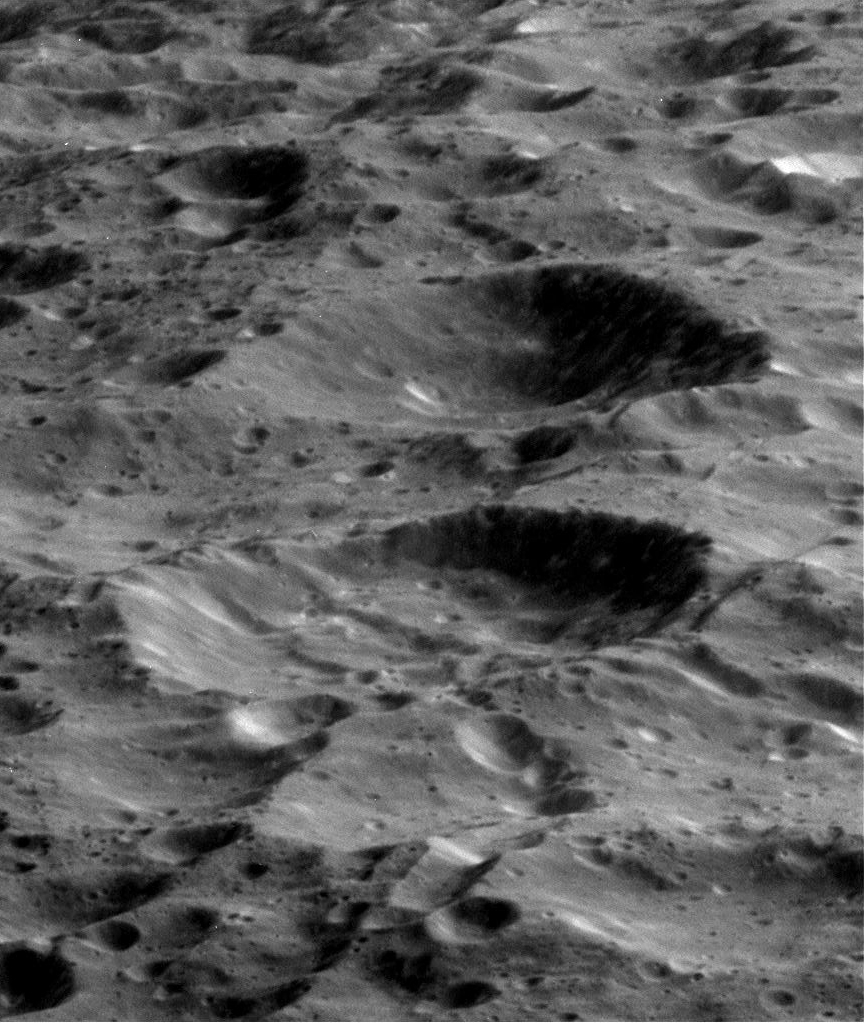 Krátery na povrchu pořízené sondou Cassini z výšky 3788 km.