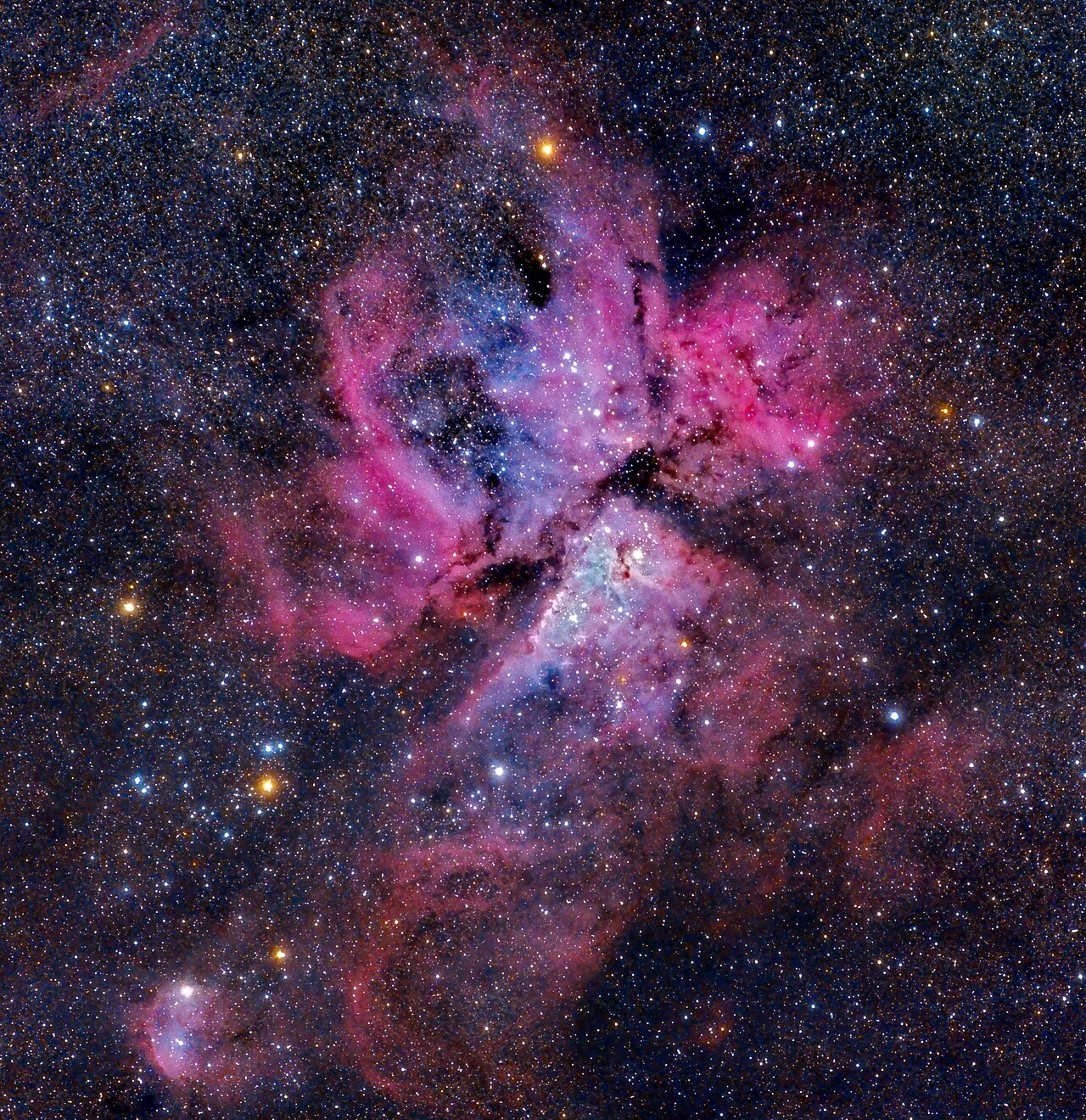 Mlhovina Carina na snímku z observatoře OALM (Montevideo, Uruguay). Jih je nahoře; mlhovina NGC 3324 je vidět v levém dolním rohu.