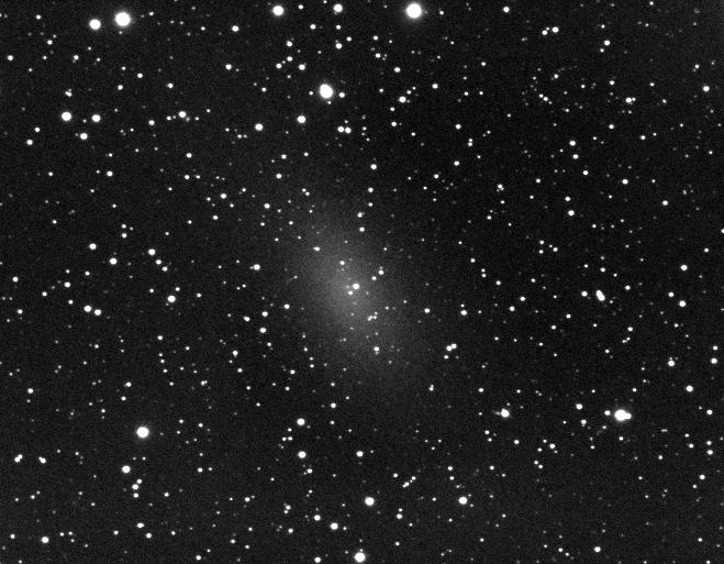 Amatérský snímek galaxie NGC 147 (autor: Ole Nielsen)