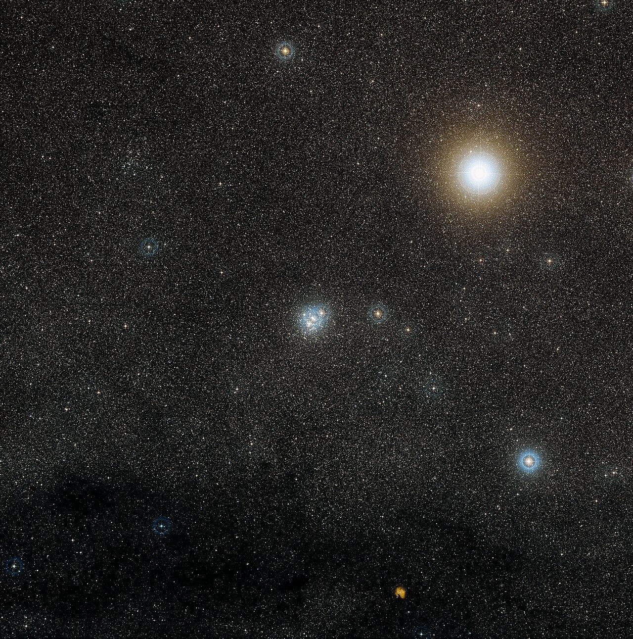 Snímek okolí hvězdokupy Klenotnice z přehlídky Digitized Sky Survey 2.