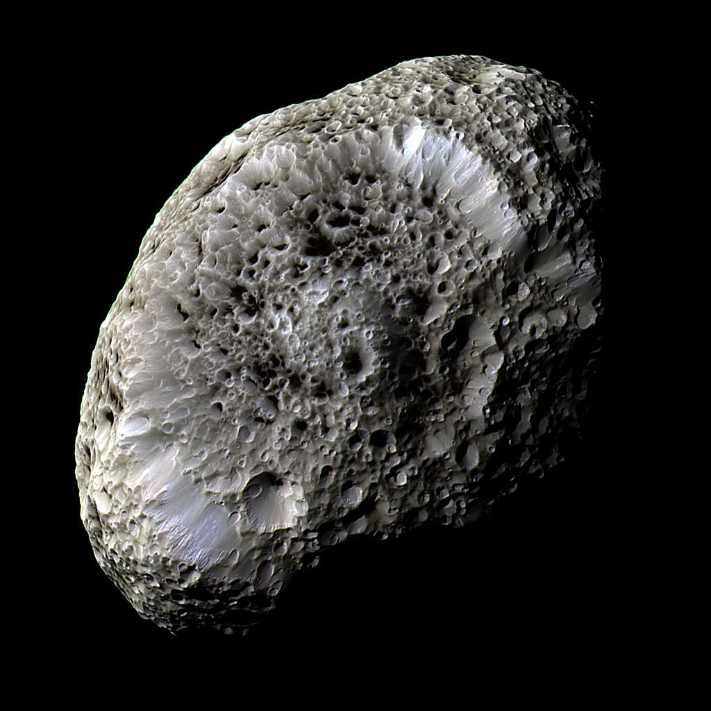 Hyperion ve falešných barvách vyfocený sondou Cassini (2005)