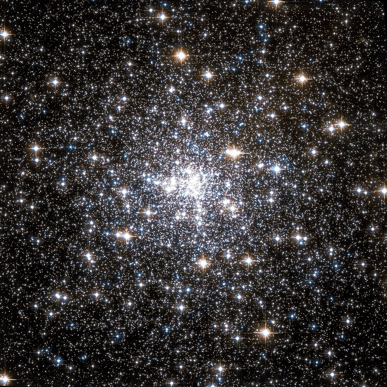Kulová hvězdokupa NGC 6752 na snímku z Hubbleova vesmírného dalekohledu. Autor: NASA/Space Telescope Science Institute/WikiSky.