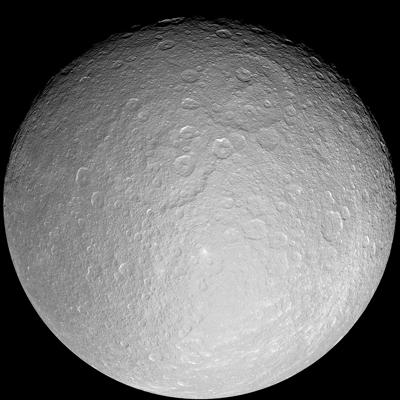 Měsíc Rhea na fotografii pořízené sondou Cassini. Na fotografii je obrovský kráter Tirawa