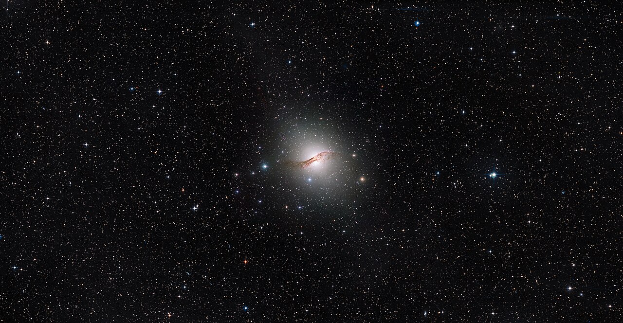 Širokoúhlý snímek galaxie Centaurus A z Hubbleova vesmírného dalekohledu.