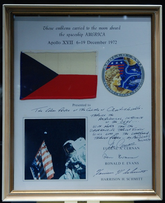 Československá vlajka na palubě Apollo 17
