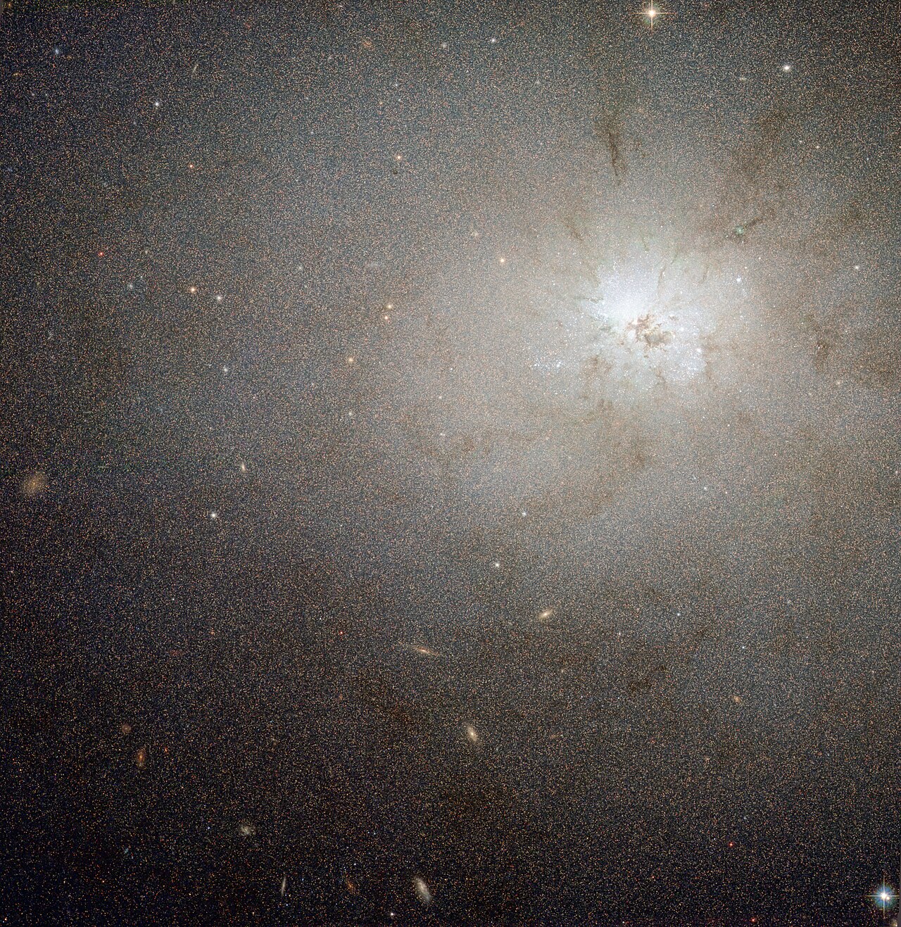 NGC 3077 na snímku z Hubbleova vesmírného dalekohledu