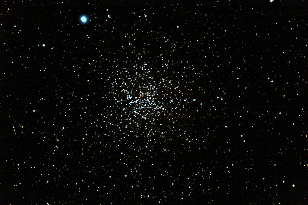 Otevřená hvězdokupa NGC 2477, snímek z 200 mm dalekohledu. Autor: Guillermo Abramson