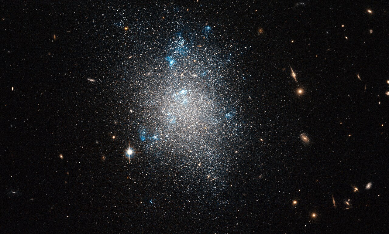 Galaxie NGC 5477 na snímku HST
