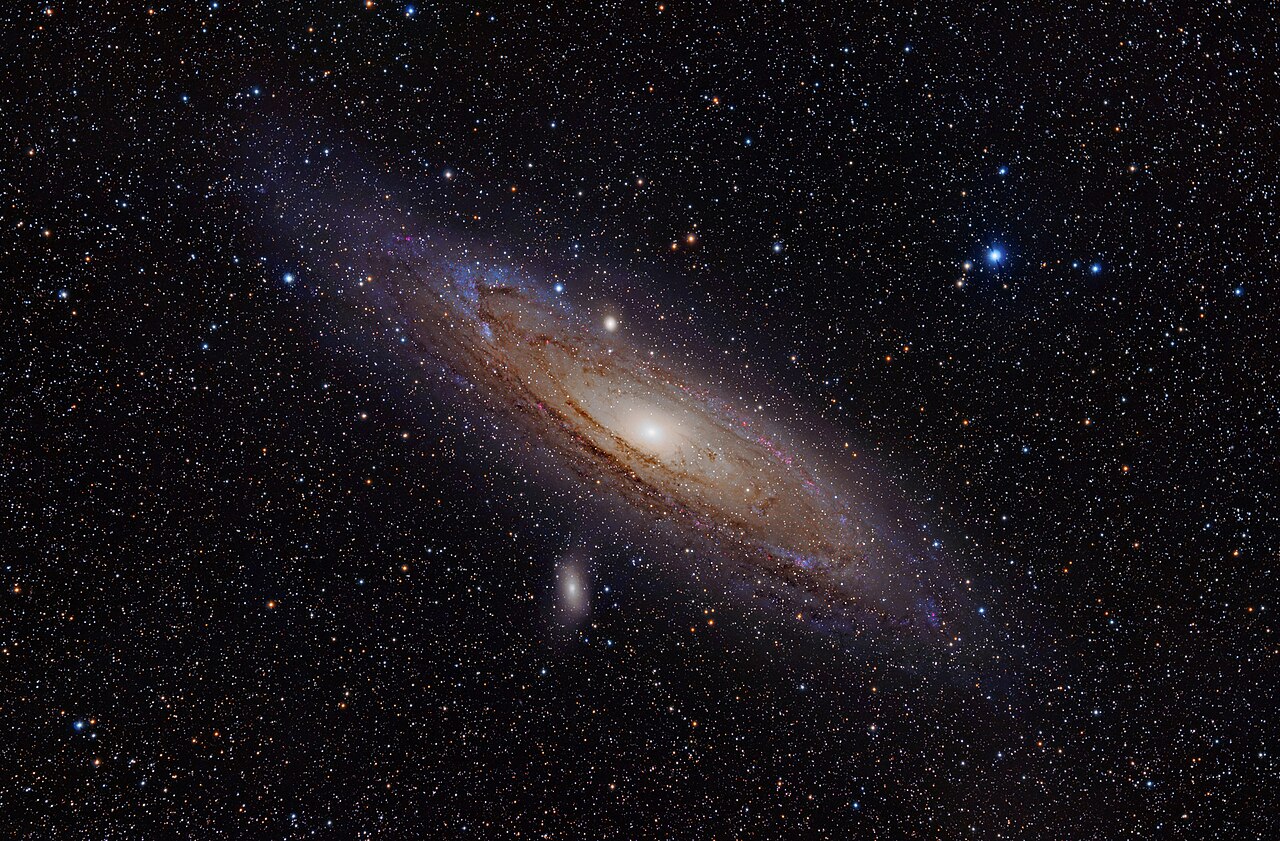 Galaxie v Andromedě spolu se svými dvěma satelity