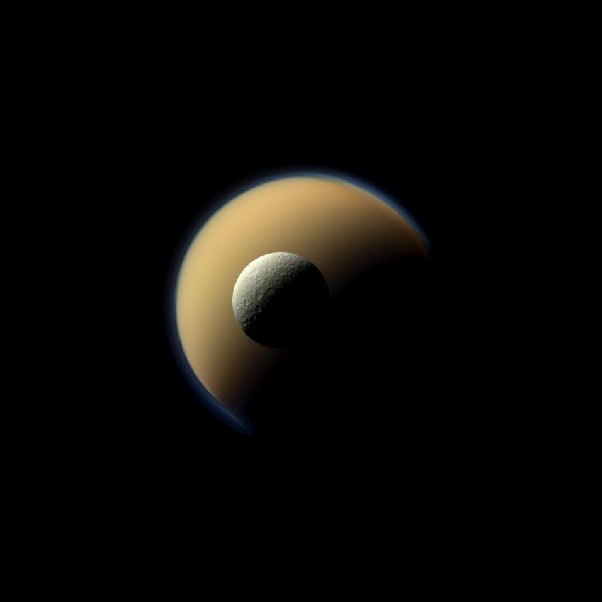 Rhea a Titan na pozadí