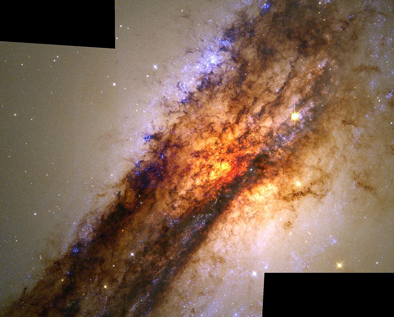 Snímek prachového disku před jádrem galaxie Centaurus A. Autor: HST/NASA/ESA.